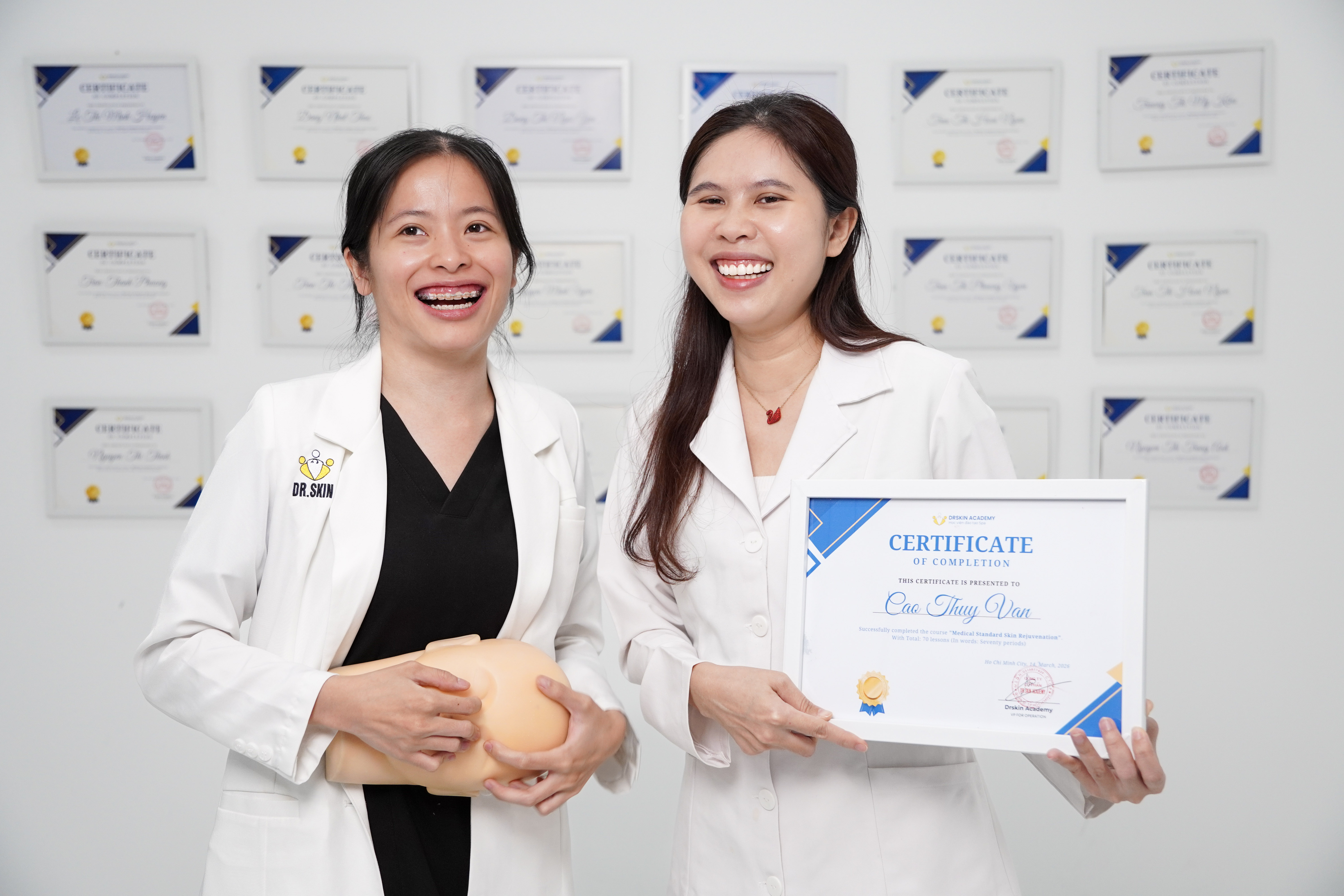 Học viên tốt nghiệp khóa Dược mỹ phẩm chuẩn y khoa